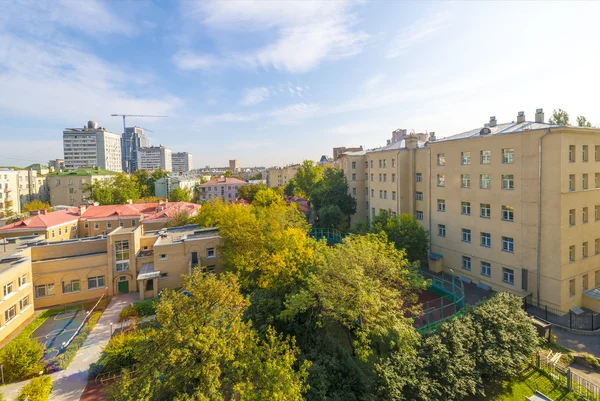 Edifícios de apartamentos modernos e quintais no novo bairro de Moscou Autumn cityscape — Fotografia de Stock