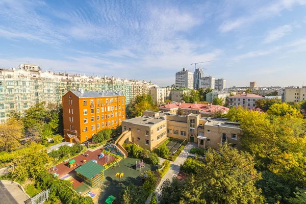 Modernos edificios de apartamentos y patios en el nuevo distrito de Moscú Otoño paisaje urbano — Foto de Stock