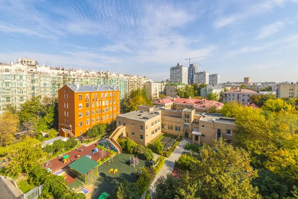 Moderni condomini e cantieri nel nuovo quartiere di Mosca Autunno paesaggio urbano — Foto Stock