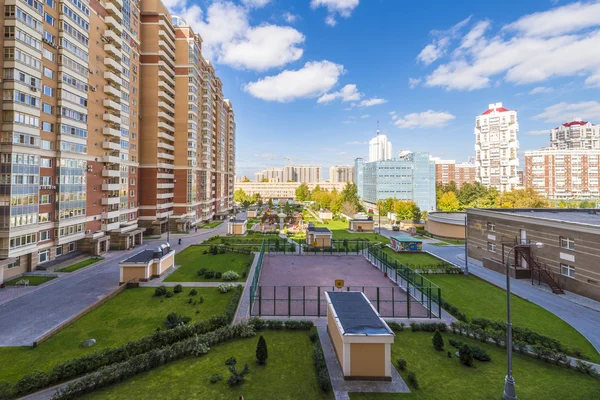 Modern apartmanlar ve yeni Moskova Bölgesi sonbahar cityscape tersanelerinde