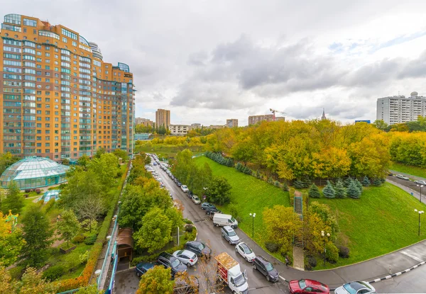 Edifícios de apartamentos modernos e quintais no novo bairro de Moscou Autumn cityscape — Fotografia de Stock