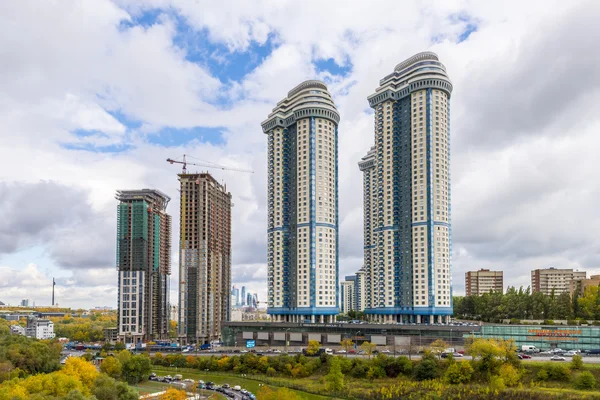 Áreas residenciais em Moscou. Edifícios modernos de arranha-céus e ruas da cidade — Fotografia de Stock