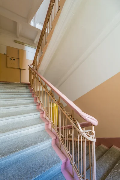 Escadaria na entrada de um antigo prédio de apartamentos em Moscou — Fotografia de Stock
