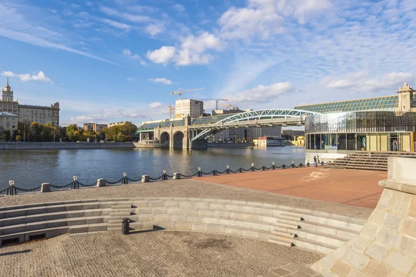 Embankment y un puente sobre el río Moscú — Foto de Stock