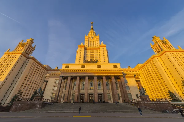 Moscow State University neboskreb- símbolo famoso na luz da noite do pôr-do-sol — Fotografia de Stock