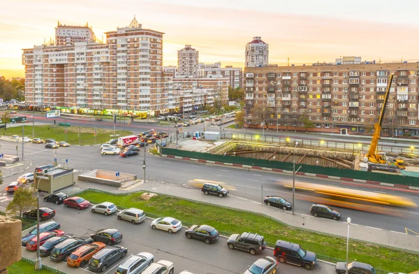 Woonwijken in Moskou. Moderne hoogbouw gebouwen en straten van de stad — Stockfoto