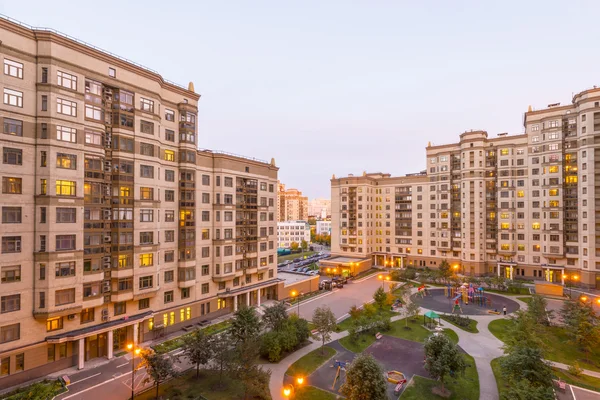 Edifícios de apartamentos modernos e quintais no novo bairro de Moscou Autumn cityscape — Fotografia de Stock