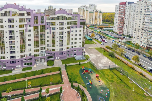 Modern apartmanlar ve yeni Moskova Bölgesi sonbahar cityscape tersanelerinde