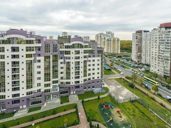 Modern apartmanlar ve yeni Moskova Bölgesi sonbahar cityscape tersanelerinde