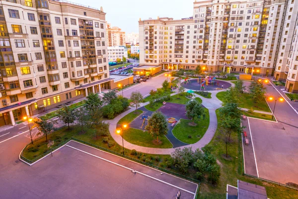 Immeubles modernes et cours dans le nouveau quartier de Moscou Paysage urbain d'automne — Photo