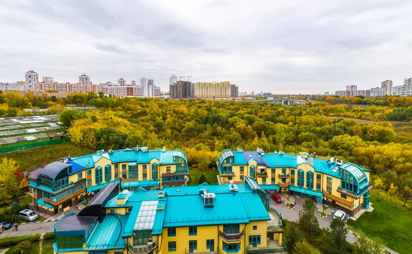 Edifícios de apartamentos modernos e quintais no novo bairro de Moscou Autumn cityscape — Fotografia de Stock