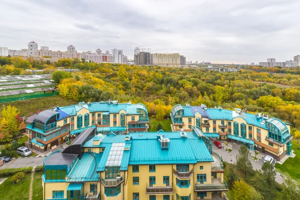 Moderne Wohnhäuser und Höfe im neuen Stadtteil von Moskau Herbst Stadtbild — Stockfoto