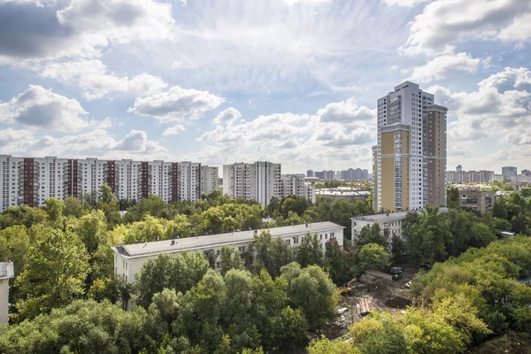 Moskova yerleşim alanları. Modern yüksek katlı binalar ve şehrin sokaklarında Telifsiz Stok Fotoğraflar