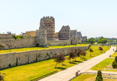 Merkezi Istanbul'da İmparator Theodosius eski kale duvarı kalıntıları. Türkiye