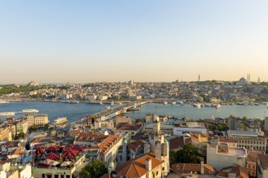 Panorama akşam Istanbul'da. Galata Kulesi manzarası