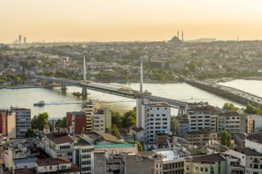 Panorama akşam Istanbul'da. Galata Kulesi manzarası