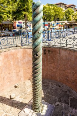 Istanbul 'un merkezinde antik sütun. Türkiye