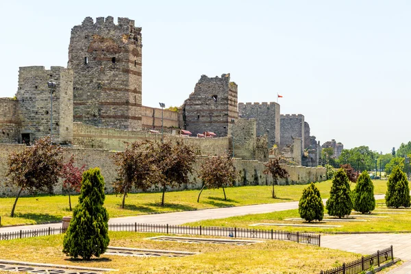 Merkezi Istanbul'da İmparator Theodosius eski kale duvarı kalıntıları. Türkiye