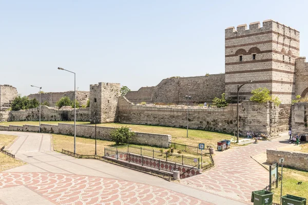 Pozůstatky starověké pevnosti stěny císař Theodosius v centru Istanbulu. Turecko — Stock fotografie
