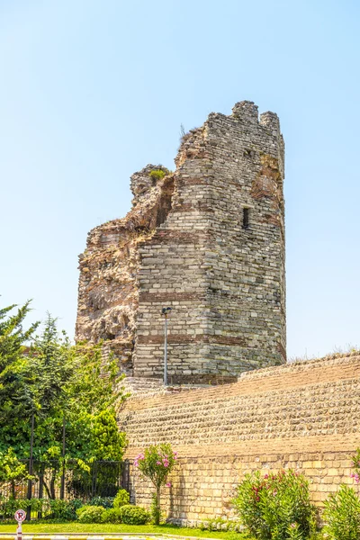 Ruinas de la antigua muralla fortaleza del emperador Teodosio en el centro de Estambul. Turquía —  Fotos de Stock