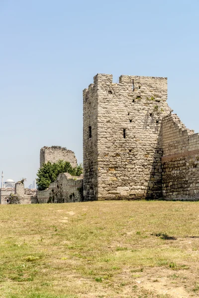Pozůstatky starověké pevnosti stěny císař Theodosius v centru Istanbulu. Turecko — Stock fotografie