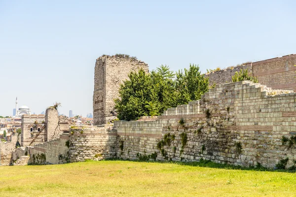 Pozůstatky starověké pevnosti stěny císař Theodosius v centru Istanbulu. Turecko — Stock fotografie