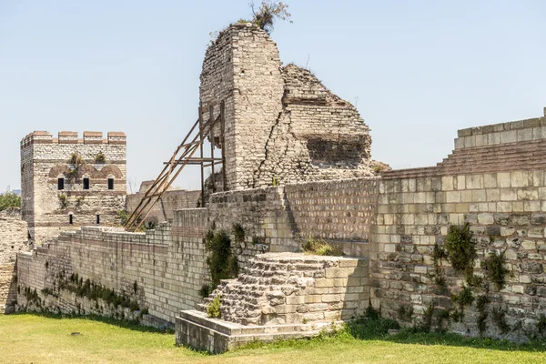 Ruins of ancient fortress wall of the Emperor Theodosius in the center of Istanbul. Turkey — Stock Photo, Image