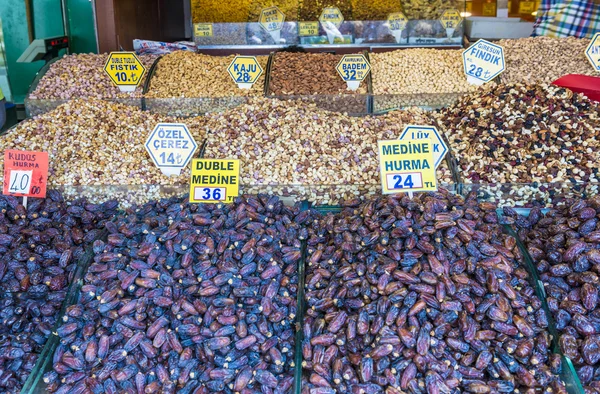 The famous oriental market in Istanbul Nuts and fruits on display — Stock Photo, Image