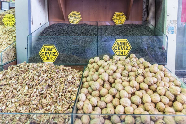 De beroemde Oosterse markt in Istanbul noten en vruchten op display — Stockfoto