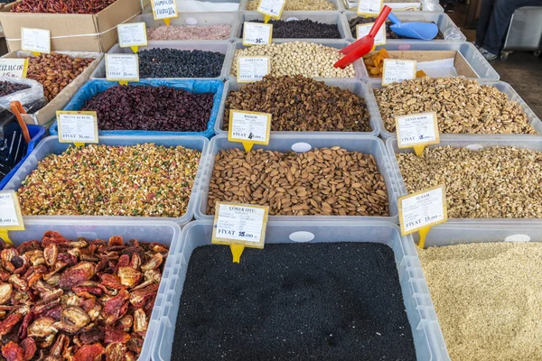El famoso mercado oriental de Estambul Nueces y frutas en exhibición — Foto de Stock