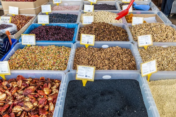 Il famoso mercato orientale di Istanbul Frutta e frutta in mostra — Foto Stock