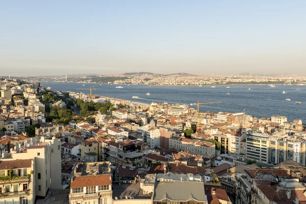 Panorama akşam Istanbul'da. Galata Kulesi manzarası