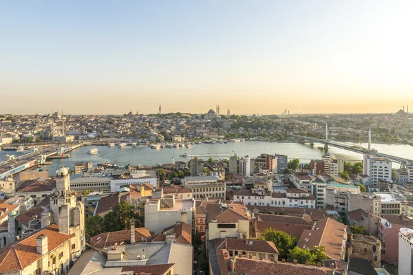 Panorama akşam Istanbul'da. Galata Kulesi manzarası — Stok fotoğraf