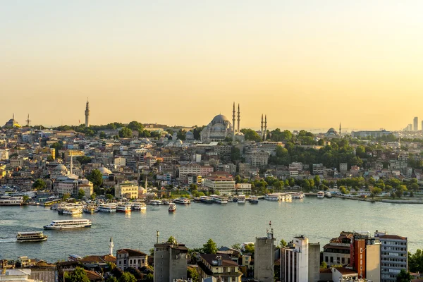 Panorama večer v Istanbulu. Pohled od Galatské věže — Stock fotografie