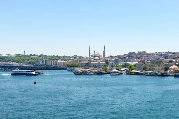 Vista de Istambul a partir da costa marítima — Fotografia de Stock