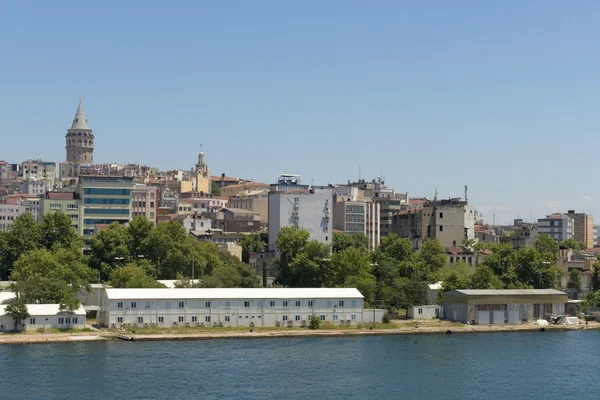 Pohled na Istanbul od pobřeží moře — Stock fotografie