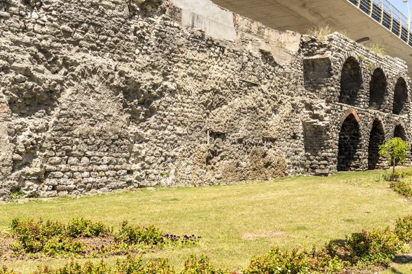 The ruins of the ancient Roman aqueduct in Istanbul — Stock Photo, Image