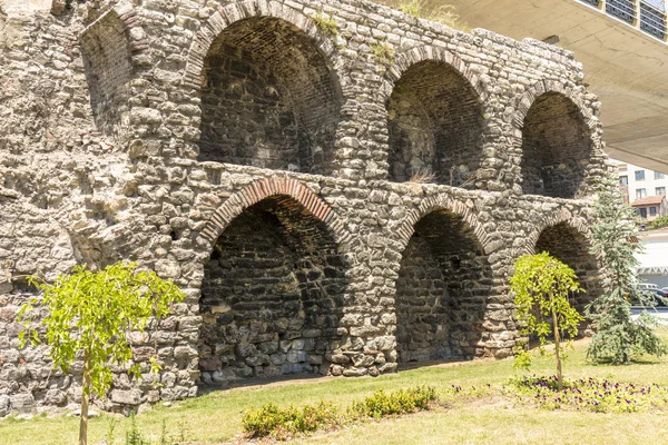 The ruins of the ancient Roman aqueduct in Istanbul — Stock Photo, Image