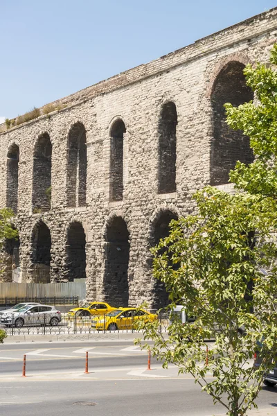 Ruiny starověkého římského akvaduktu v Istanbulu — Stock fotografie