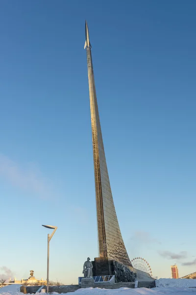 Monumento a los conquistadores de cohetes espaciales en Moscú — Foto de Stock