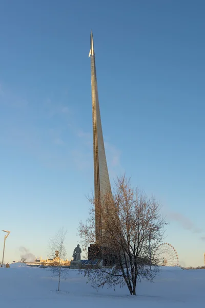 Monumento a los conquistadores de cohetes espaciales en Moscú — Foto de Stock