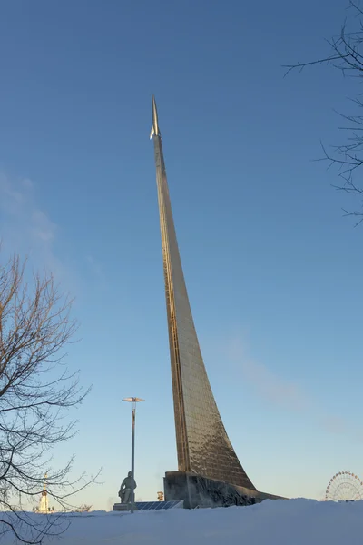 Monument till erövrarna av rymdraket i Moskva — Stockfoto