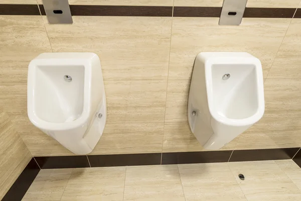 Hommes debout urinoirs dans WC — Photo