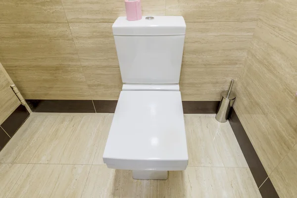 Witte toilet in het interieur van het toilet — Stockfoto