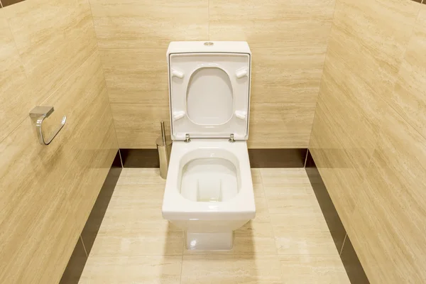 Белый туалет в интерьере туалета — стоковое фото