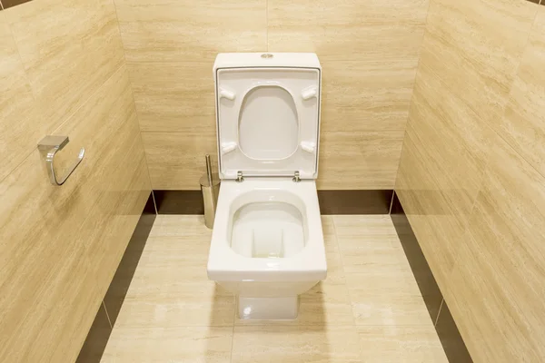 Toilet putih di bagian dalam toilet — Stok Foto