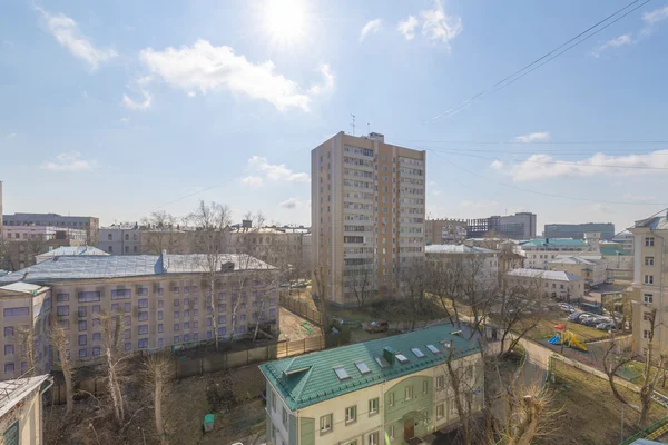 Vista de Moscou modernos bairros residenciais ao pôr do sol no topo do telhado de um edifício alto — Fotografia de Stock