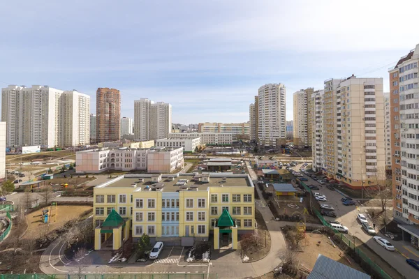 Vista de Moscou modernos bairros residenciais ao pôr do sol no topo do telhado de um edifício alto — Fotografia de Stock