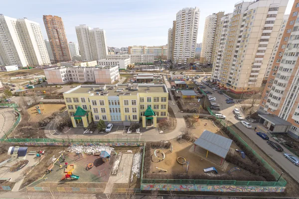 Weergave van Moskou moderne residentiële wijken bij zonsondergang op het dak van een hoog gebouw — Stockfoto