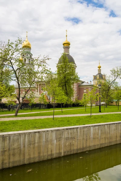 Ortodoxa kyrkor av traditionella ryska klassiska arkitektoniska stil i Moskva under våren — Stockfoto